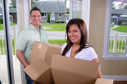 Unpacking assistance in a Bow flat or apartment